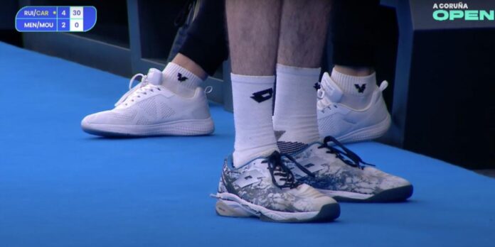 situacion-insolita-en-ultimate-padel-tour:-se-le-rompen-las-zapatillas-de-padel-a-un-jugador-y-acaba-con-unas-de-running