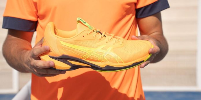 vuela-sobre-la-pista-de-padel-con-las-nuevas-zapatillas-de-asics